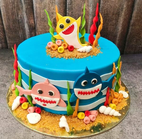 Baby shark family cake